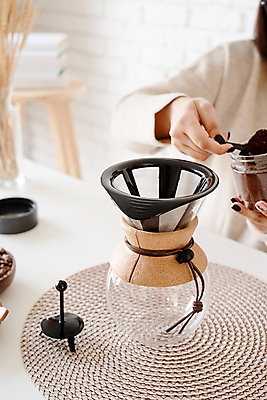 포토 JPG 해외이미지 우먼라이프 여자 커피 실내 한명 들기 상반신 성인 앞모습 원두 커피포트 드립커피 커피가루 필터 핸드드립 성인여자한명만 홈카페 해외포토 1 라이프스타일 음료 뷰포인트 모션 주전자 사람 내부 카페 가루 커피용품 여자한명만 성인여자만 파일형식