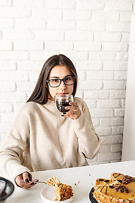 포토 JPG 해외이미지 우먼라이프 응시 여자 커피 티타임 잔 실내 한명 들기 상반신 성인 앞모습 케이크 드립커피 성인여자한명만 홈카페 해외포토 1 라이프스타일 식기 시선 음료 뷰포인트 모션 휴식 디저트 사람 내부 카페 여자한명만 성인여자만 파일형식