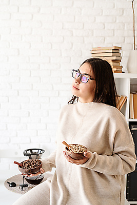 포토 JPG 해외이미지 우먼라이프 응시 여자 커피 실내 한명 들기 상반신 성인 앞모습 원두 드립커피 핸드드립 성인여자한명만 홈카페 해외포토 1 라이프스타일 시선 음료 뷰포인트 모션 사람 내부 카페 커피용품 여자한명만 성인여자만 파일형식