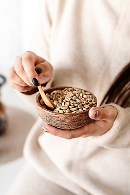 포토 JPG 해외이미지 우먼라이프 여자 커피 실내 한명 들기 상반신 성인 앞모습 원두 드립커피 성인여자한명만 홈카페 해외포토 1 라이프스타일 음료 뷰포인트 모션 사람 내부 카페 여자한명만 성인여자만 파일형식