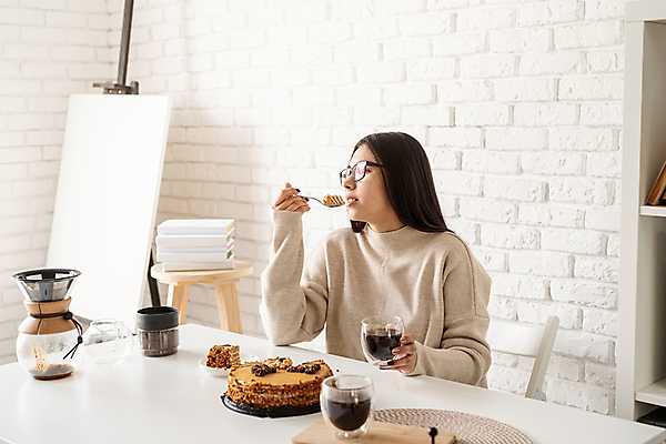 포토 JPG 해외이미지 우먼라이프 여자 커피 티타임 잔 실내 한명 들기 상반신 성인 앞모습 케이크 먹기 드립커피 성인여자한명만 홈카페 해외포토 1 라이프스타일 식기 음료 뷰포인트 모션 휴식 디저트 사람 내부 카페 여자한명만 성인여자만 파일형식