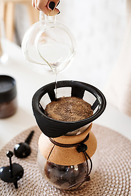 포토 JPG 해외이미지 우먼라이프 손 커피 주전자 실내 앞모습 아웃포커스 신체부위 붓기 커피포트 드립커피 필터 핸드드립 홈카페 해외포토 라이프스타일 음료 뷰포인트 모션 주방용품 촬영기법 사람 내부 카페 커피용품 파일형식