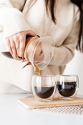 포토 JPG 해외이미지 우먼라이프 여자 커피 잔 실내 한명 들기 상반신 성인 앞모습 붓기 커피포트 드립커피 성인여자한명만 홈카페 해외포토 1 라이프스타일 식기 음료 뷰포인트 모션 주전자 사람 내부 카페 여자한명만 성인여자만 파일형식