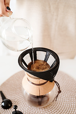 포토 JPG 해외이미지 우먼라이프 손 커피 주전자 실내 들기 앞모습 신체부위 붓기 커피포트 드립커피 필터 핸드드립 홈카페 해외포토 라이프스타일 음료 뷰포인트 모션 주방용품 사람 내부 카페 커피용품 파일형식