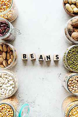 포토 JPG 해외이미지 그릇 식재료 콩 실내 사람없음 흰배경 담기 땅콩 호두 녹두 단백질 병아리콩 나무블록 해외포토 식기 백그라운드 모션 곡류 내부 목재 블록 견과류 흰색 영양소 파일형식