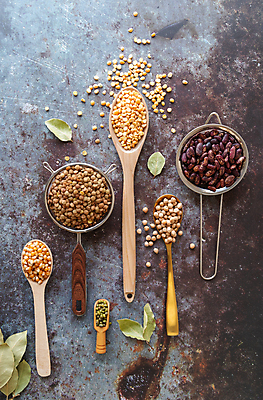 포토 JPG 해외이미지 식재료 회색배경 콩 실내 사람없음 채망 나무숟가락 강낭콩 녹두 단백질 병아리콩 옥수수알갱이 해외포토 백그라운드 주방용품 곡류 옥수수 내부 숟가락 회색 영양소 파일형식