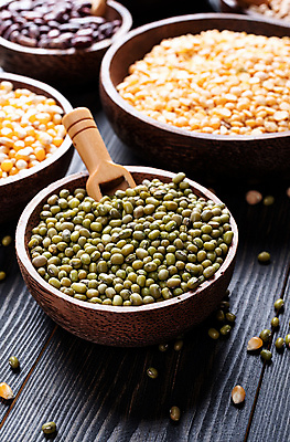 포토 JPG 해외이미지 그릇 식재료 콩 실내 사람없음 담기 나무그릇 녹두 단백질 스쿱 나무배경 해외포토 식기 백그라운드 모션 곡류 내부 목재 영양소 파일형식