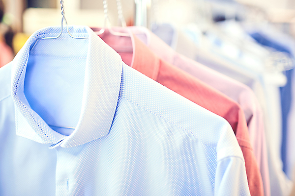 포토 JPG 해외이미지 옷 셔츠 실내 사람없음 아웃포커스 빨래 옷걸이 세탁소 해외포토 상의 가사 촬영기법 내부 파일형식