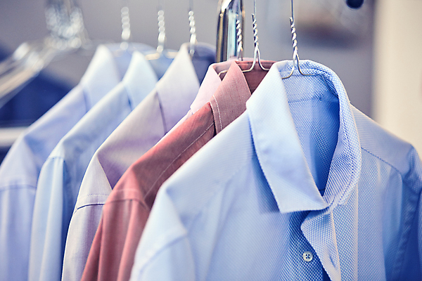 포토 JPG 해외이미지 옷 셔츠 실내 사람없음 아웃포커스 빨래 옷걸이 세탁소 해외포토 상의 가사 촬영기법 내부 파일형식