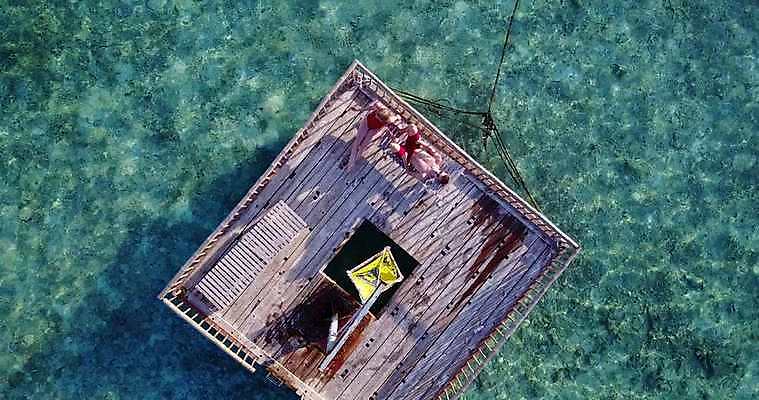 포토 JPG 해외이미지 주간 전신 커플 여자 남자 바다 앉기 풍경 성인 야외 두명 앞모습 하이앵글 눕기 몰디브 항공촬영 성인만 해외202004 해외포토 자연요소 아시아 뷰포인트 관계 모션 사람 파일형식