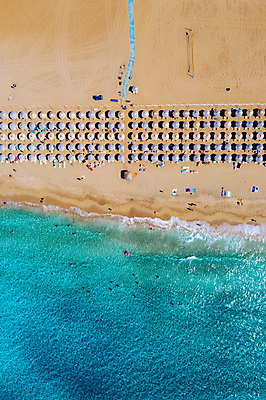 포토 JPG 해외이미지 주간 모래 바다 풍경 해변 사람없음 야외 하이앵글 파라솔 그리스 선베드 항공촬영 해외포토 자연요소 유럽 뷰포인트 의자 파일형식