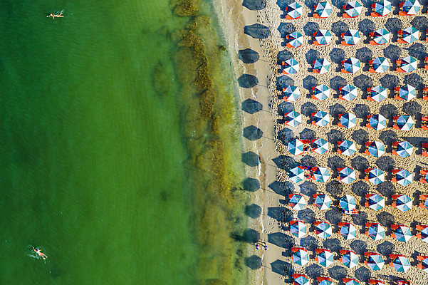 포토 JPG 해외이미지 주간 바다 풍경 사람없음 야외 하이앵글 모래사장 파라솔 지중해 선베드 항공촬영 해외포토 자연요소 뷰포인트 의자 파일형식