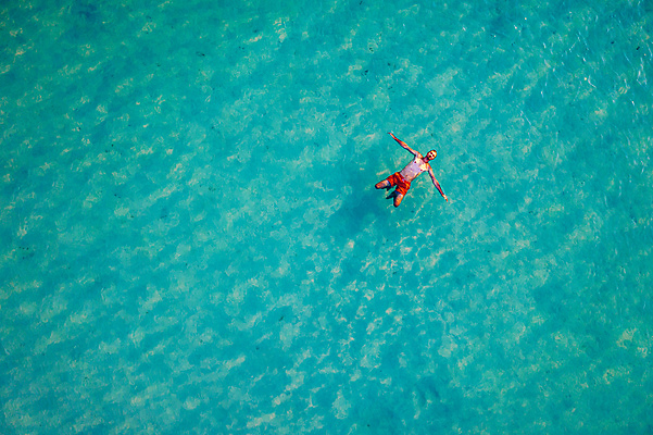 포토 JPG 해외이미지 주간 전신 백인 남자 수영복 바다 한명 성인 야외 앞모습 하이앵글 수영 떠있는 항공촬영 성인남자한명만 해외포토 자연요소 서양인 1 옷 뷰포인트 모션 사람 수상스포츠 남자한명만 성인남자만 파일형식