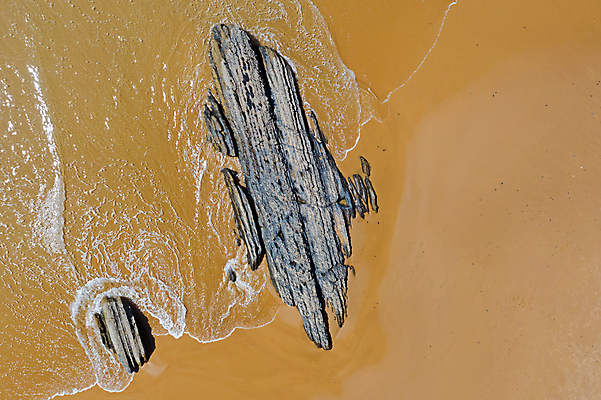 포토 JPG 해외이미지 주간 모래 파도 바다 풍경 사람없음 야외 하이앵글 모래사장 바위 포르투갈 대서양 항공촬영 해외포토 자연요소 유럽 뷰포인트 돌_바위 파일형식