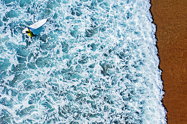 포토 JPG 해외이미지 주간 남자 파도 바다 한명 풍경 상반신 성인 해변 야외 뒷모습 하이앵글 서핑보드 서퍼 항공촬영 성인남자한명만 해외포토 자연요소 1 뷰포인트 운동선수 사람 보드_스포츠 남자한명만 성인남자만 파일형식