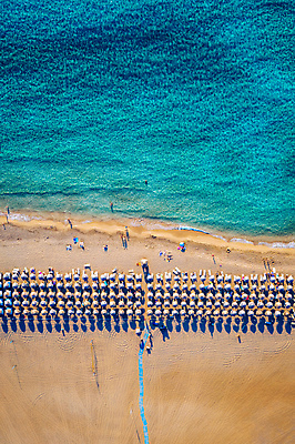 포토 JPG 해외이미지 주간 모래 바다 섬 풍경 해변 사람없음 야외 하이앵글 모래사장 파라솔 지중해 그리스 항공촬영 해외포토 자연요소 유럽 뷰포인트 파일형식