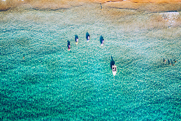 포토 JPG 해외이미지 주간 바다 섬 풍경 사람없음 야외 하이앵글 보트 그리스 제트스키 항공촬영 해외포토 자연요소 유럽 뷰포인트 배_교통 수상스포츠 파일형식