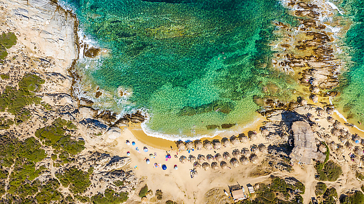 포토 JPG 해외이미지 주간 바다 풍경 해변 사람없음 야외 하이앵글 모래사장 파라솔 그리스 선베드 항공촬영 해외포토 자연요소 유럽 뷰포인트 의자 파일형식