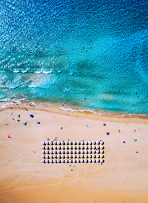 포토 JPG 해외이미지 주간 바다 풍경 해변 사람없음 야외 하이앵글 모래사장 파라솔 그리스 항공촬영 해외포토 자연요소 유럽 뷰포인트 파일형식