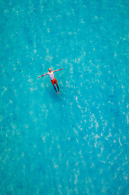 포토 JPG 해외이미지 주간 전신 백인 남자 수영복 바다 한명 성인 야외 앞모습 하이앵글 눕기 수영 떠있는 항공촬영 성인남자한명만 해외포토 자연요소 서양인 1 옷 뷰포인트 모션 사람 수상스포츠 남자한명만 성인남자만 파일형식