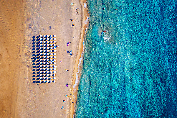 포토 JPG 해외이미지 주간 파도 바다 풍경 해변 사람없음 야외 하이앵글 모래사장 파라솔 항공촬영 해외포토 자연요소 뷰포인트 파일형식