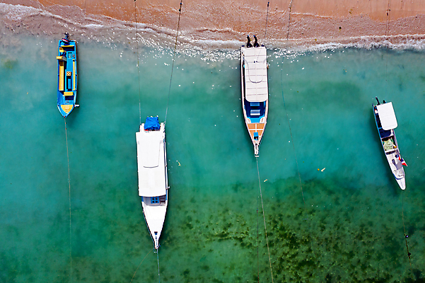 포토 JPG 해외이미지 주간 바다 풍경 해변 사람없음 야외 하이앵글 보트 발리 항공촬영 해외포토 자연요소 뷰포인트 섬 배_교통 인도네시아 파일형식