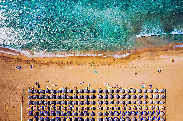 포토 JPG 해외이미지 주간 파도 바다 풍경 해변 사람없음 야외 하이앵글 모래사장 파라솔 선베드 항공촬영 해외포토 자연요소 뷰포인트 의자 파일형식