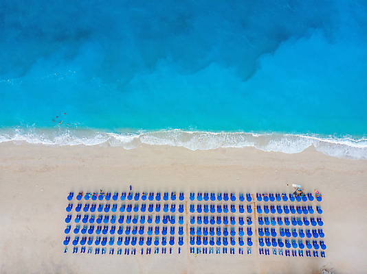 포토 JPG 해외이미지 주간 모래 파도 바다 풍경 사람없음 야외 하이앵글 파라솔 그리스 선베드 항공촬영 해외포토 자연요소 유럽 뷰포인트 의자 파일형식