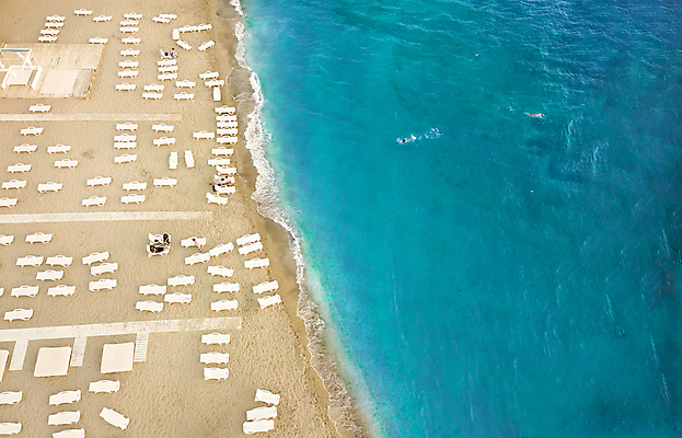 포토 JPG 해외이미지 주간 파도 바다 풍경 해변 사람없음 야외 하이앵글 모래사장 선베드 항공촬영 해외포토 자연요소 뷰포인트 의자 파일형식