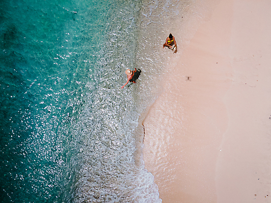 포토 JPG 해외이미지 주간 전신 모자 커플 여자 남자 수영복 바다 서기 풍경 성인 해변 야외 두명 앞모습 뒷모습 하이앵글 카리브해 항공촬영 성인만 해외포토 자연요소 잡화 옷 뷰포인트 관계 모션 사람 파일형식