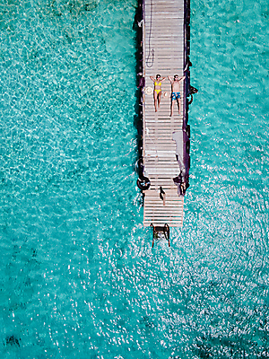 포토 JPG 해외이미지 주간 전신 커플 여자 남자 수영복 바다 풍경 성인 야외 두명 앞모습 하이앵글 눕기 카리브해 항공촬영 성인만 해외포토 자연요소 옷 뷰포인트 관계 모션 사람 파일형식