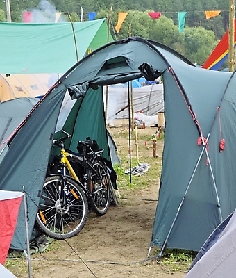 포토 JPG 해외이미지 나무 텐트 풍경 초원 사람없음 야외 여름 여름휴가 바캉스 자전거 일몰 트래킹 캠핑 젖음 볏짚 숲 해외202004 해외포토 식물 계절 레저 휴가 캠핑도구 노을 바이크 짚 파일형식 여름_계절