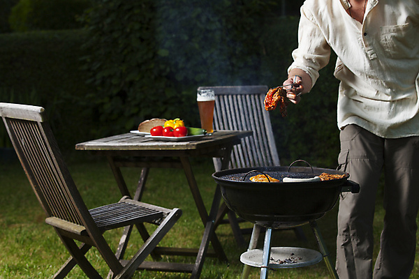 포토 JPG 해외이미지 남자 의자 탁자 한명 들기 사람 상반신 성인 야외 여름 여름휴가 바캉스 그릴 바비큐 바베큐장 성인남자한명만 해외202004 해외포토 1 계절 음식 가구 모션 주방용품 휴가 남자한명만 성인남자만 파일형식 여름_계절