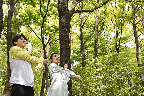 포토 JPG 주간 나무 커플 여자 남자 커플라이프 데이트 산 미소 상반신 20대 성인 야외 두명 옆모습 눈감음 스트레칭 등산 한국인 성인만 국내포토 자연요소 식물 라이프스타일 뷰포인트 관계 모션 표정 사람 동양인 청년 운동 트래킹 파일형식