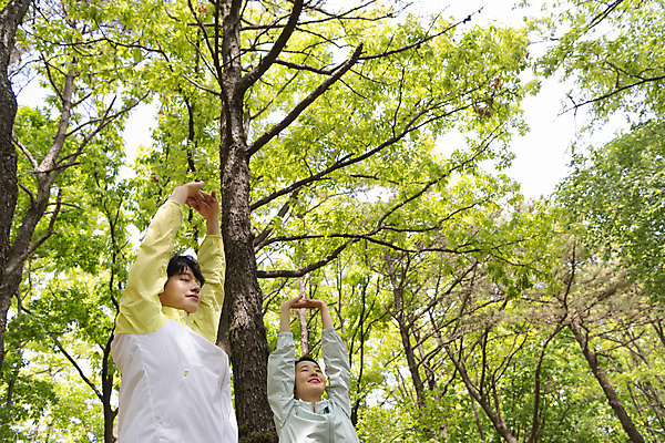 포토 JPG 주간 나무 커플 여자 남자 커플라이프 데이트 산 상반신 20대 성인 야외 두명 앞모습 옆모습 눈감음 스트레칭 등산 한국인 손뻗기 성인만 국내포토 자연요소 식물 라이프스타일 뷰포인트 관계 모션 사람 동양인 청년 운동 트래킹 파일형식