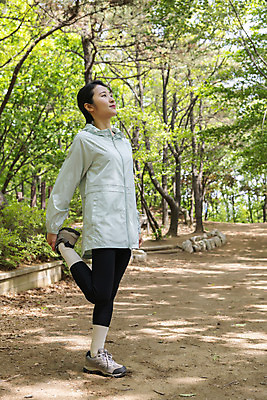 포토 JPG 주간 전신 나무 우먼라이프 응시 여자 산 한명 미소 20대 성인 야외 옆모습 스트레칭 등산 한국인 잡기 다리들기 성인여자한명만 국내포토 자연요소 식물 1 라이프스타일 시선 뷰포인트 모션 표정 사람 동양인 청년 운동 트래킹 여자한명만 성인여자만 파일형식