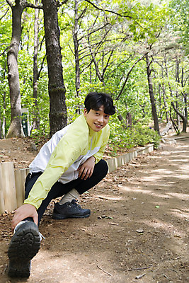 포토 JPG 주간 전신 나무 응시 남자 맨라이프 산 한명 미소 앉기 20대 성인 야외 옆모습 스트레칭 등산 한국인 잡기 성인남자한명만 국내포토 자연요소 식물 1 라이프스타일 시선 뷰포인트 모션 표정 사람 동양인 청년 운동 트래킹 남자한명만 성인남자만 파일형식