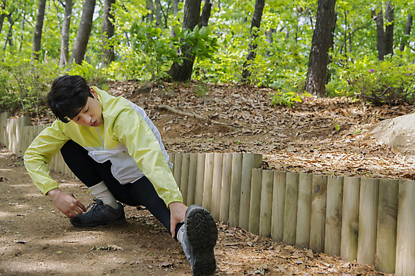 포토 JPG 주간 전신 나무 남자 맨라이프 산 한명 앉기 20대 성인 야외 옆모습 눈감음 스트레칭 등산 한국인 잡기 성인남자한명만 국내포토 자연요소 식물 1 라이프스타일 뷰포인트 모션 사람 동양인 청년 운동 트래킹 남자한명만 성인남자만 파일형식