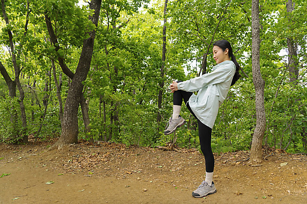 포토 JPG 주간 전신 나무 우먼라이프 여자 산 한명 미소 20대 성인 야외 옆모습 스트레칭 등산 한국인 잡기 다리들기 성인여자한명만 국내포토 자연요소 식물 1 라이프스타일 뷰포인트 모션 표정 사람 동양인 청년 운동 트래킹 여자한명만 성인여자만 파일형식