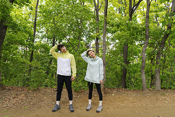 포토 JPG 주간 전신 나무 커플 응시 여자 남자 커플라이프 데이트 산 서기 미소 20대 성인 야외 두명 앞모습 스트레칭 등산 한국인 잡기 성인만 국내포토 자연요소 식물 라이프스타일 시선 뷰포인트 관계 모션 표정 사람 동양인 청년 운동 트래킹 파일형식