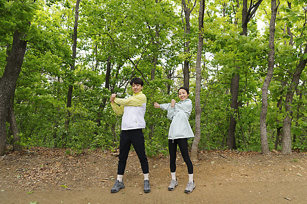 포토 JPG 주간 전신 나무 커플 응시 여자 남자 커플라이프 데이트 산 서기 미소 20대 성인 야외 두명 앞모습 스트레칭 등산 한국인 손뻗기 성인만 국내포토 자연요소 식물 라이프스타일 시선 뷰포인트 관계 모션 표정 사람 동양인 청년 운동 트래킹 파일형식