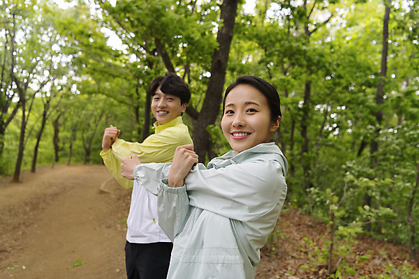포토 JPG 주간 나무 커플 응시 여자 남자 커플라이프 데이트 산 미소 상반신 20대 성인 야외 두명 옆모습 스트레칭 등산 한국인 성인만 국내포토 자연요소 식물 라이프스타일 시선 뷰포인트 관계 표정 사람 동양인 청년 운동 트래킹 파일형식