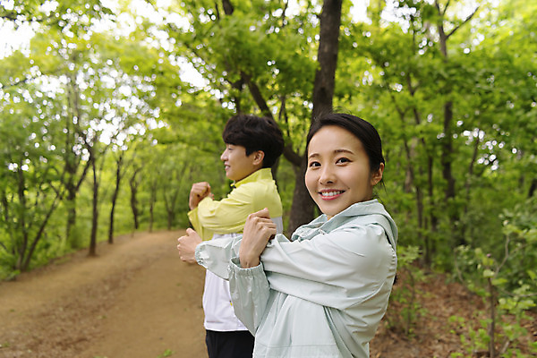 포토 JPG 주간 나무 커플 응시 여자 남자 커플라이프 데이트 산 미소 상반신 20대 성인 야외 두명 옆모습 아웃포커스 스트레칭 등산 한국인 성인만 국내포토 자연요소 식물 라이프스타일 시선 뷰포인트 관계 촬영기법 표정 사람 동양인 청년 운동 트래킹 파일형식
