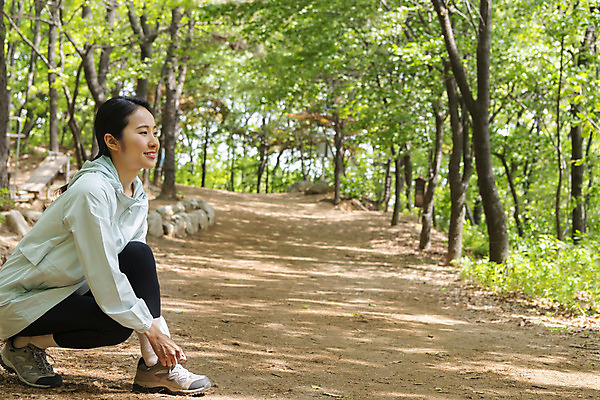 포토 JPG 주간 전신 나무 우먼라이프 응시 여자 산 한명 미소 20대 성인 야외 옆모습 등산 한국인 웅크림 신발끈묶기 성인여자한명만 국내포토 자연요소 식물 1 라이프스타일 시선 뷰포인트 모션 표정 사람 동양인 청년 트래킹 묶기 신발끈 여자한명만 성인여자만 파일형식