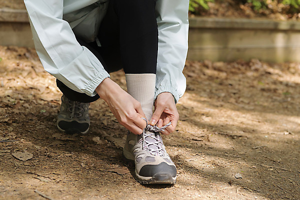 포토 JPG 주간 우먼라이프 여자 산 한명 20대 성인 야외 앞모습 등산 한국인 하반신 잡기 등산화 웅크림 신발끈 신발끈묶기 성인여자한명만 국내포토 자연요소 1 라이프스타일 뷰포인트 신발 모션 사람 동양인 청년 트래킹 묶기 등산용품 여자한명만 성인여자만 파일형식