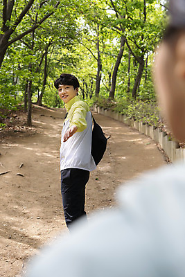 포토 JPG 주간 나무 커플 응시 여자 남자 커플라이프 데이트 산 미소 상반신 20대 성인 야외 두명 옆모습 뒷모습 등산 한국인 소프트포커스 손내밀기 성인만 국내포토 자연요소 식물 라이프스타일 시선 뷰포인트 관계 촬영기법 표정 사람 동양인 손짓 청년 트래킹 파일형식