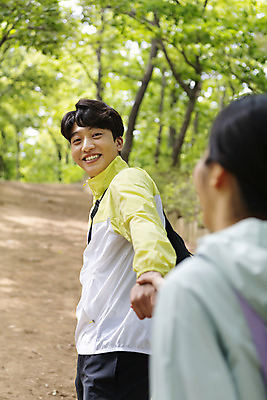 포토 JPG 주간 나무 커플 응시 여자 남자 커플라이프 데이트 산 미소 상반신 20대 성인 야외 두명 옆모습 뒷모습 아웃포커스 손잡기 등산 한국인 소프트포커스 성인만 국내포토 자연요소 식물 라이프스타일 시선 뷰포인트 관계 모션 촬영기법 표정 사람 동양인 청년 트래킹 파일형식