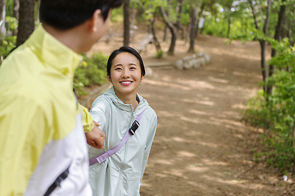 포토 JPG 주간 나무 커플 응시 여자 남자 커플라이프 데이트 산 미소 상반신 20대 성인 야외 두명 앞모습 옆모습 아웃포커스 손잡기 등산 한국인 성인만 국내포토 자연요소 식물 라이프스타일 시선 뷰포인트 관계 모션 촬영기법 표정 사람 동양인 청년 트래킹 파일형식