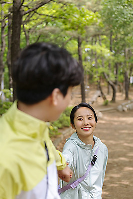 포토 JPG 주간 나무 커플 응시 여자 남자 커플라이프 데이트 산 미소 상반신 20대 성인 야외 두명 앞모습 옆모습 아웃포커스 손잡기 등산 한국인 성인만 국내포토 자연요소 식물 라이프스타일 시선 뷰포인트 관계 모션 촬영기법 표정 사람 동양인 청년 트래킹 파일형식