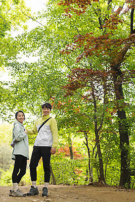 포토 JPG 주간 전신 나무 커플 응시 여자 남자 커플라이프 데이트 산 서기 미소 20대 성인 야외 두명 앞모습 옆모습 손잡기 등산 한국인 성인만 국내포토 자연요소 식물 라이프스타일 시선 뷰포인트 관계 모션 표정 사람 동양인 청년 트래킹 파일형식